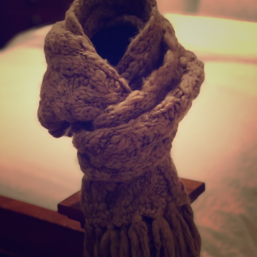 American Eagle taupe knit scarf